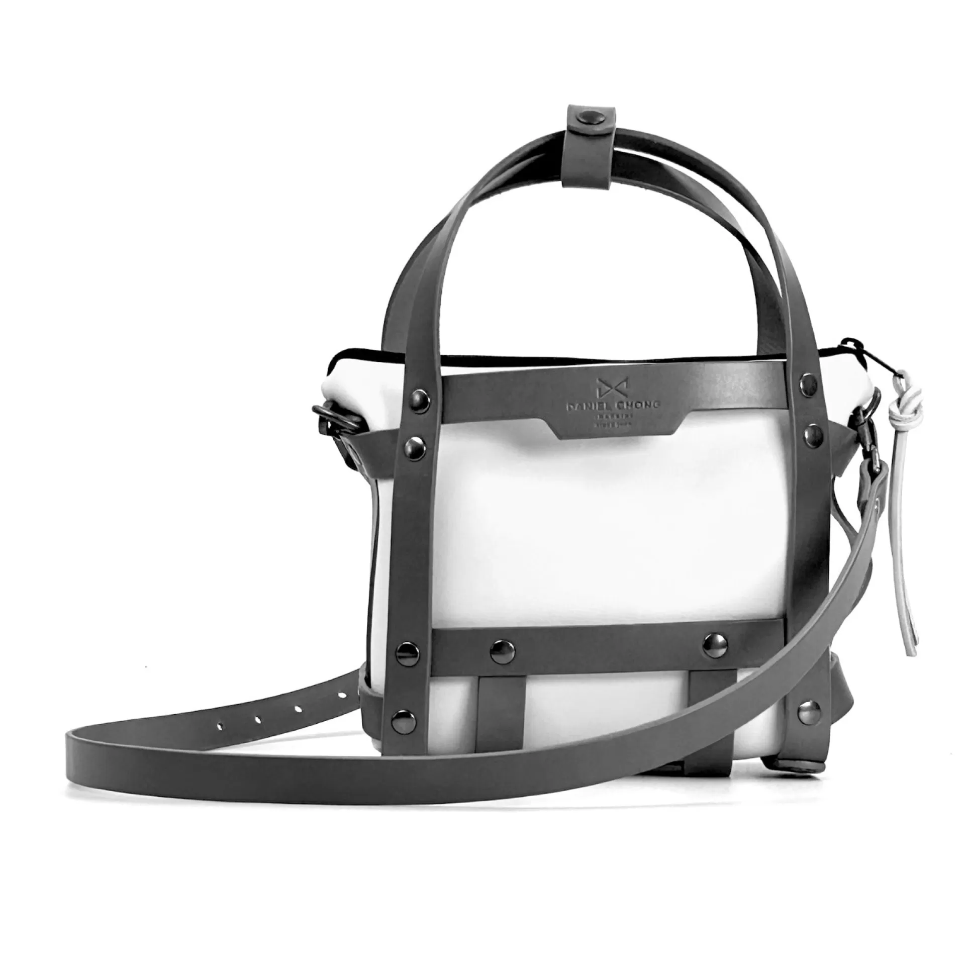 Daniel Chong BOLSO ARNÉS PIEL AVELLANA* Bolsos Arnés